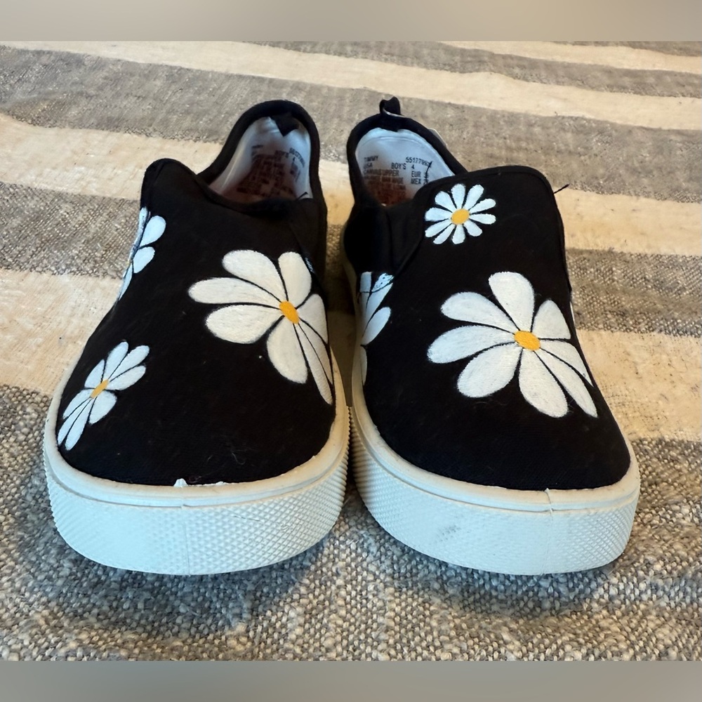 Daisy Hand Painted Girls SZ 4 Slip On Sneakers Art to Wear One of a Kind New - Picture 4 of 9